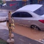 Asfalto cedeu com a chuva e carro cai em buraco na zona sul de Aracaju