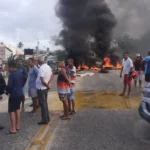Manifestante protestam contra prefeitura fechando rodovia SE-100