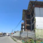 Ferrugem corrói estrutura metálica de obra parada do IFS