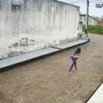 Bandido assalta mulher armado com uma faca