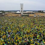 Desfile em comemoração ao Bicentenário reúne multidão na Esplanada