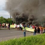 Moradores bloqueiam BR 101 e cobram soluções para região