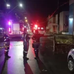 Motociclista morre após colidir com caixa coletora de resíduos