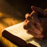 Mulher se passa por religiosa para roubar casas
