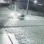 Câmeras registram colisão violenta entre motos no momento que um dos condutores empinava o veículo