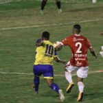 Sergipe coloca time misto, ganha e lidera o campeonato