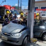 Homem rouba veículo e bate em poste durante fuga