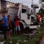 Caçamba bate em poste e motorista fica ferido