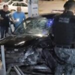 Motorista bêbado bate carro em viaturas da policia e derruba mureta de delegacia