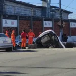 Carro cai em canal após batida com outro carro na Avenida Gentil Tavares