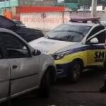 Fez conversão proibida, fugiu, bateu em viatura e abondonou veículo com a família dentro