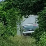 Ocupantes de caminhão são trancados no veículo e parte de carga é roubada