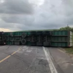 Carreta bate frontalmente em carro de passeio e tomba na BR 101