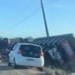 Carreta capota e deixa um ferido em Nossa Senhora Aparecida
