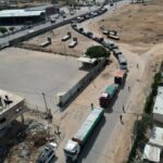 Caminhões com ajuda humanitária atravessam fronteiras na Faixa de Gaza pela passagem de Rafah