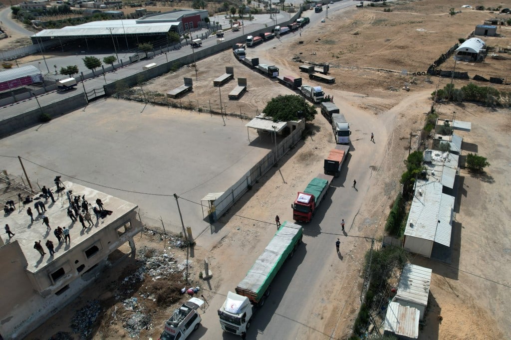 Caminhões com ajuda humanitária atravessam fronteiras na Faixa de Gaza pela passagem de Rafah