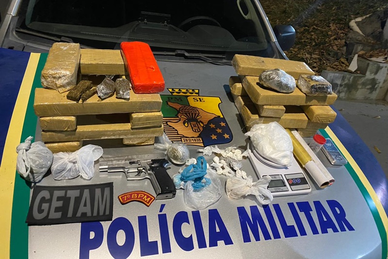 Polícia Militar prende cinco pessoas suspeitas por tráfico de drogas , com 15 kg de maconha Polícia Militar prende cinco pessoas suspeitas por tráfico de drogas , com 15 kg de maconha