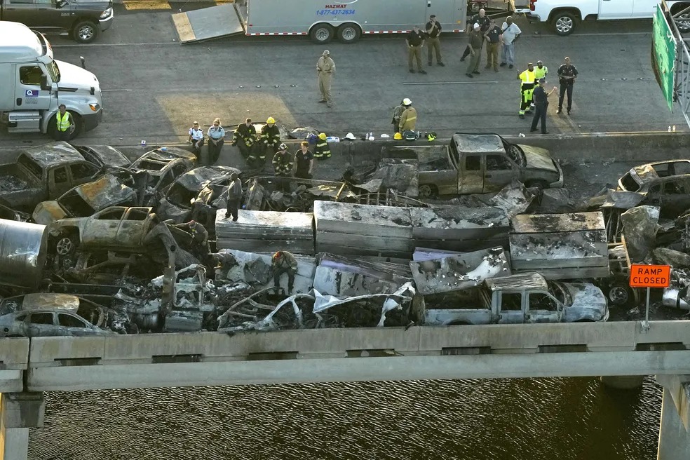 Sete pessoas morrem em engavetamento envolvendo 158 carros nos Estados Unidos