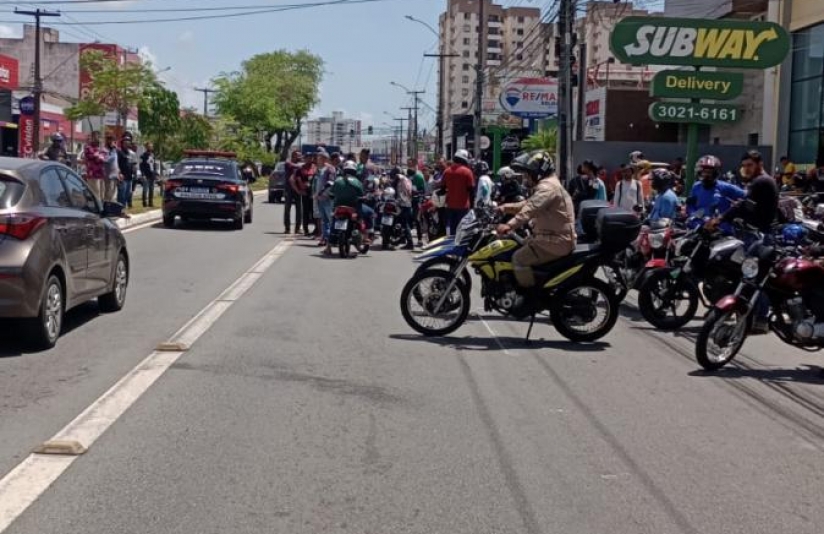 Motociclistas de aplicativo realizam manifestação na avenida Hermes Fontes