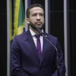O deputado André Janones afirma que solicitar parte dos salários dos assessores não configura uma prática de “rachadinhas”