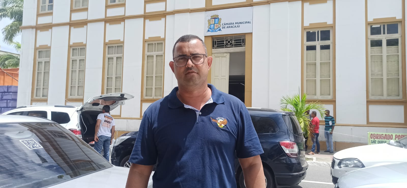 Motoristas de táxi lotação da zona sul de Aracaju fazem vigília em frente à câmara