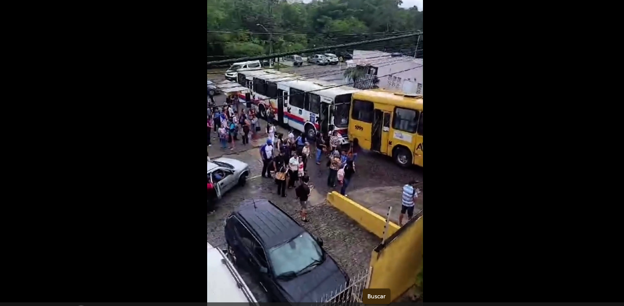 Ônibus perde freio e colide em outro coletivo no Conjunto Sol Nascente Ônibus perde freio e colide em outro coletivo no Conjunto Sol Nascente