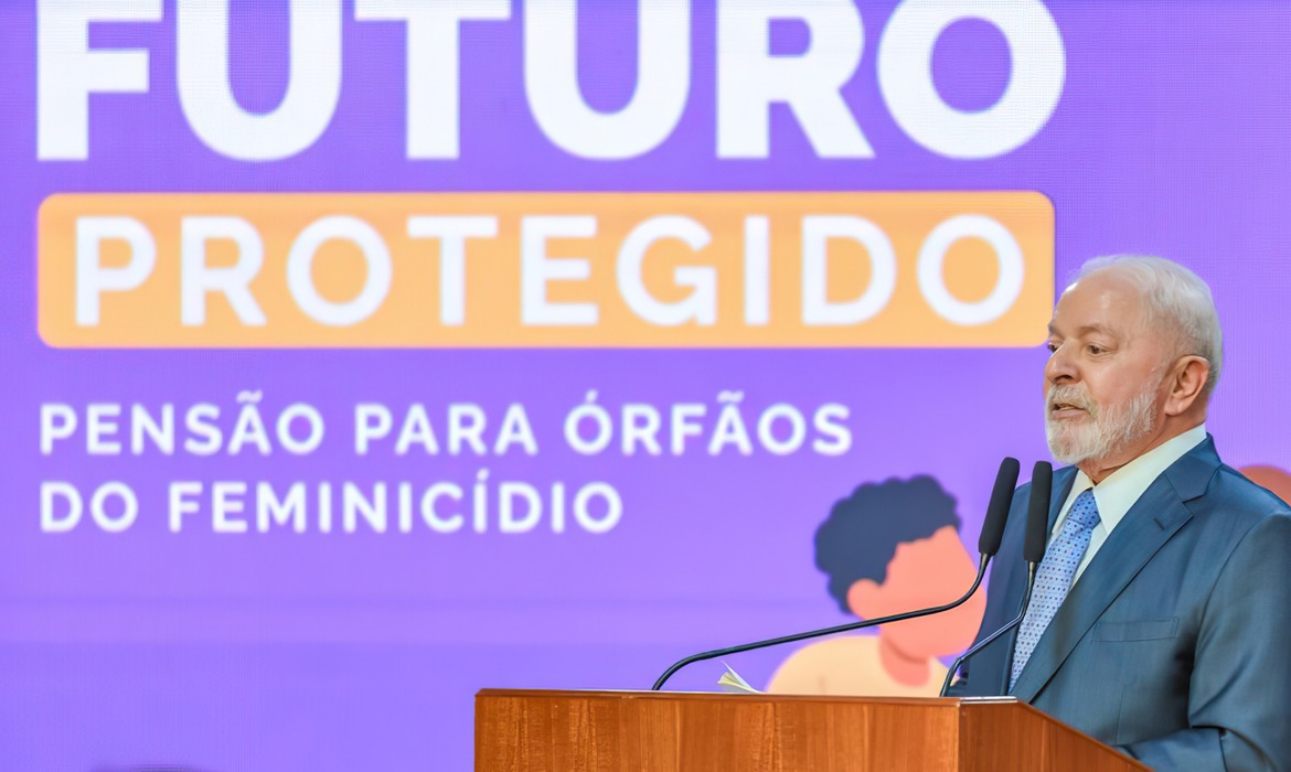 Lei que institui pensão especial para órfãos do feminicídio é instaurada por Lula
