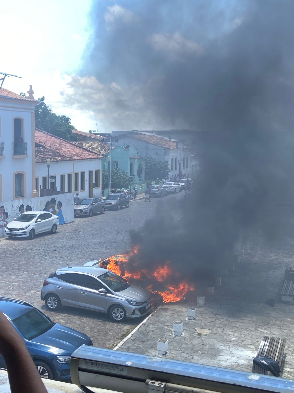 Carro pega fogo na Praça São Francisco, São Cristóvão