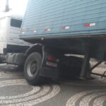 Caminhão invade calçadão da Rua Laranjeiras e danifica estrutura