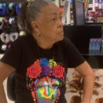 Porta-bandeira da Portela há 66 anos, Vilma Nascimento é vítima de racismo no Aeroporto de Brasília