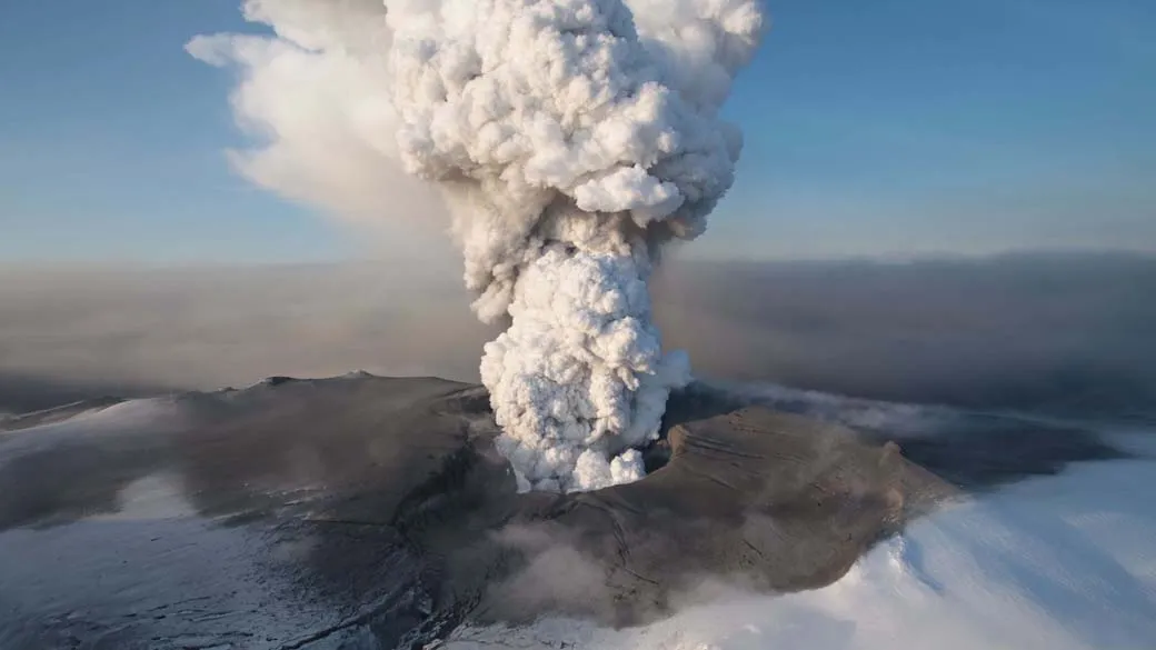 Cidade da Islândia é evacuada com risco de erupção vulcânica Cidade da Islândia é evacuada com risco de erupção vulcânica