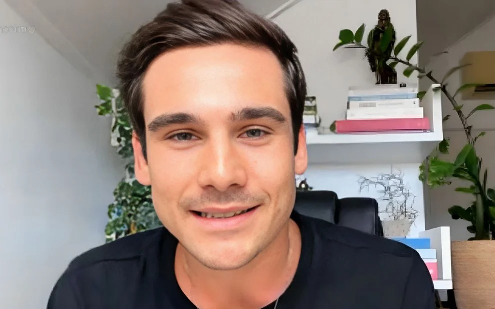Nicolas Prattes se pronuncia após suposto som de app gay vazar durante sua participação no programa encontro