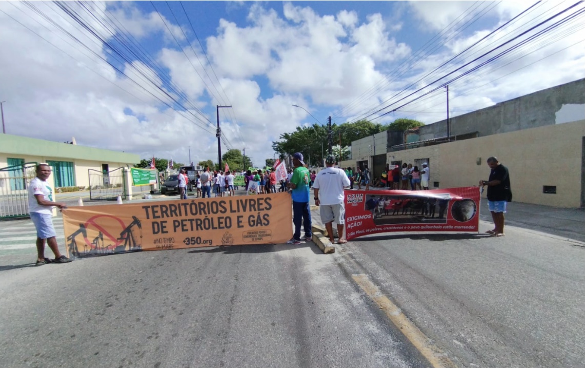 Residentes de comunidades tradicionais bloqueiam uma via em um movimento e reivindicam o pagamento de compensação pela Petrobras