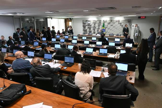 A Comissão de Assuntos Sociais do Senado aprova redução da jornada de trabalho sem diminuição salarial A Comissão de Assuntos Sociais do Senado aprova redução da jornada de trabalho sem diminuição salarial