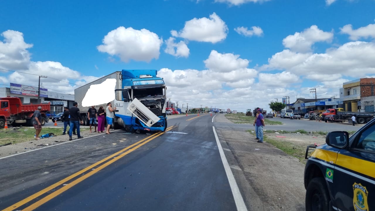 Mulher fica gravemente ferida após colisão entre carretas na BR-235 Mulher fica gravemente ferida após colisão entre carretas na BR-235