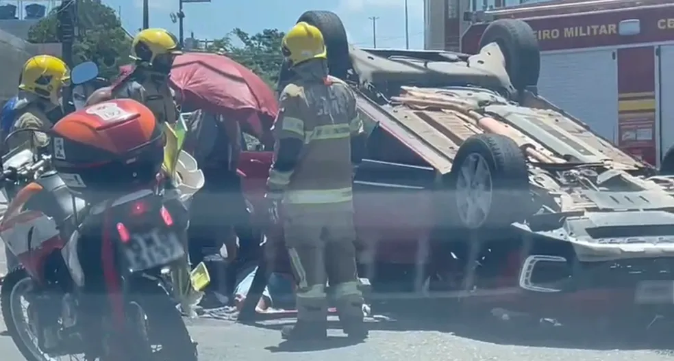 Veículo capota na zona sul de Aracaju e deixa idoso ferido