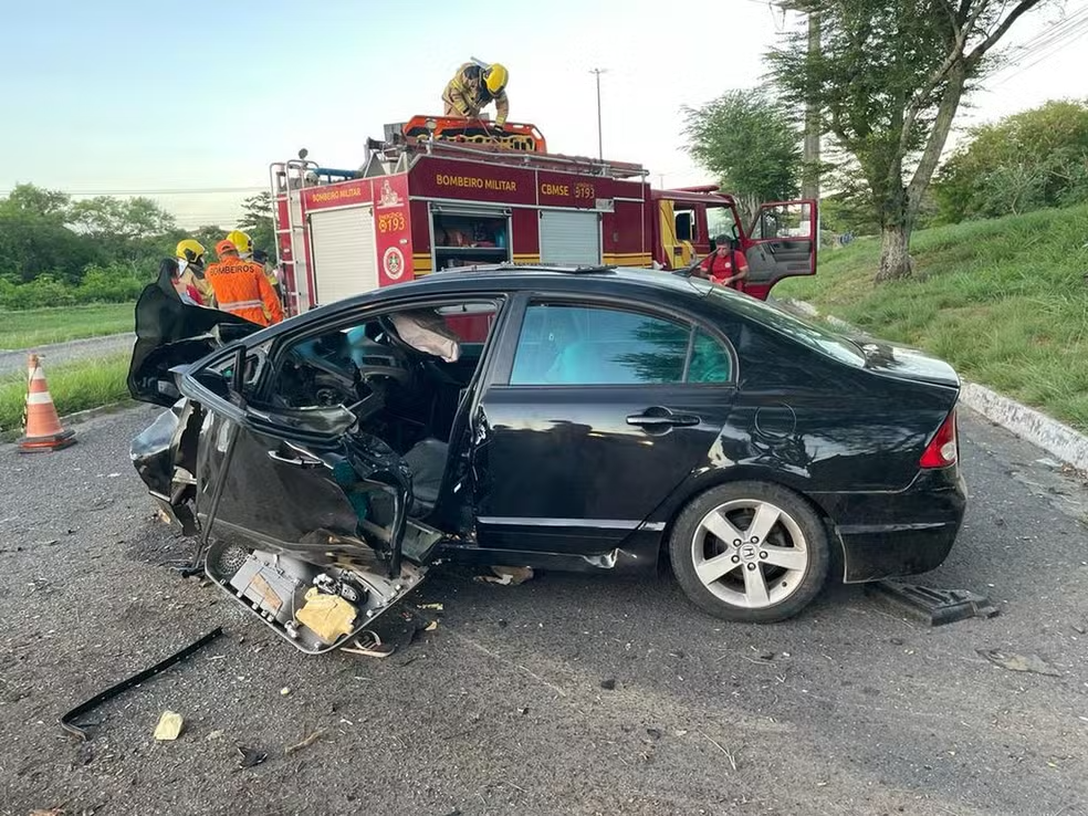 Um carro que transportava duas pessoas colidiu com uma árvore, nesta manhã, em Aracaju Um carro que transportava duas pessoas colidiu com uma árvore, nesta manhã, em Aracaju