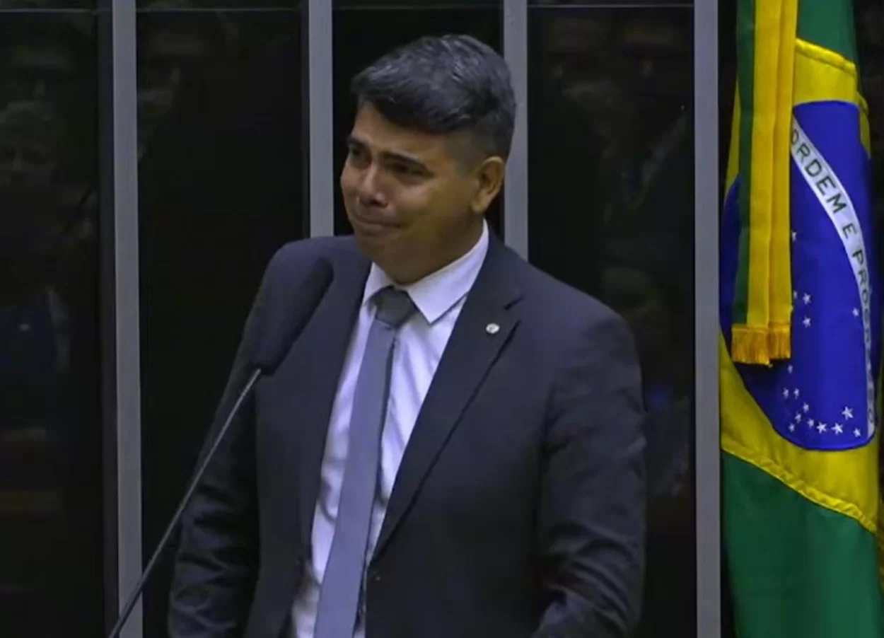 Humilhado, deputado agredido, Messias Donato, chora ao discursar na tribuna Humilhado, deputado agredido, Messias Donato, chora ao discursar na tribuna