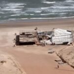 Ventania derrubou estrutura de palco na praia de Atalaia