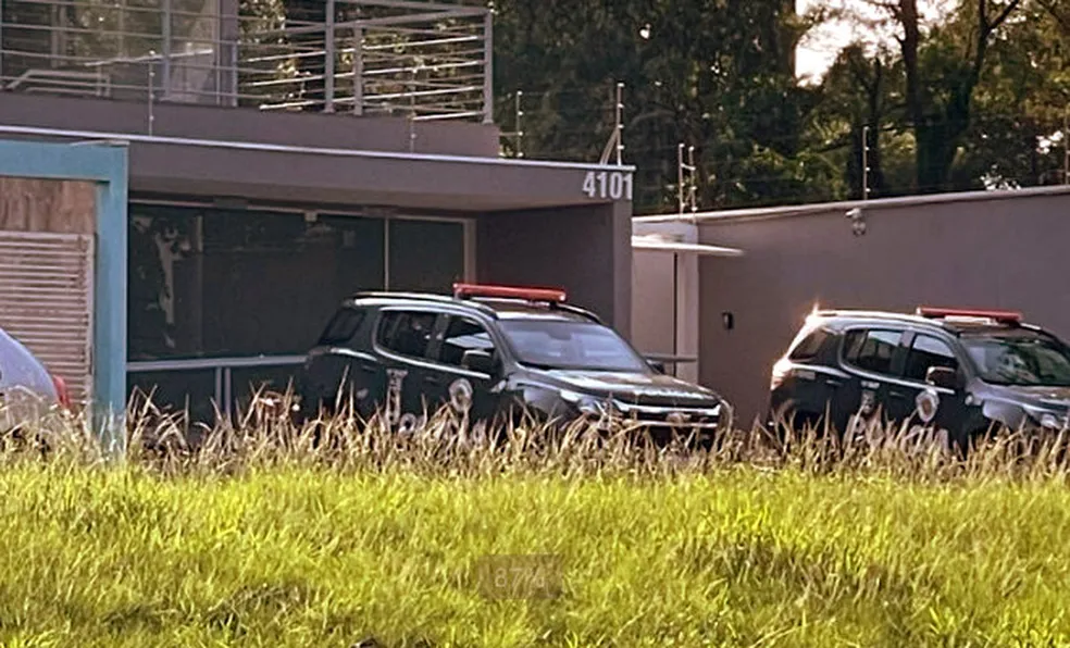 Justiça afasta prefeito e mais quatro funcionários após suspeita de fraude em Pirassununga-SP Justiça afasta prefeito e mais quatro funcionários após suspeita de fraude em Pirassununga-SP