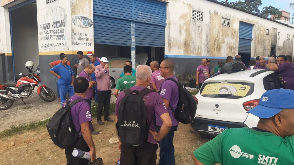 Salários atrasados na Viação Progresso. Empregados cruzam os braços e reivindicam pagamentos
