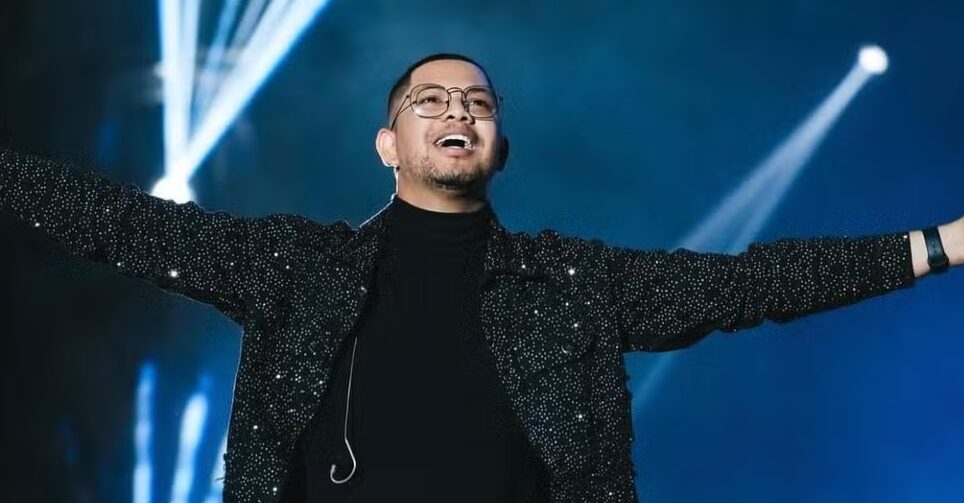 O cantor gospel, Pedro Henrique, aos seus 30 anos, morreu após passar mal durante show em Feira de Santana, Bahia O cantor gospel, Pedro Henrique, aos seus 30 anos, morreu após passar mal durante show em Feira de Santana, Bahia
