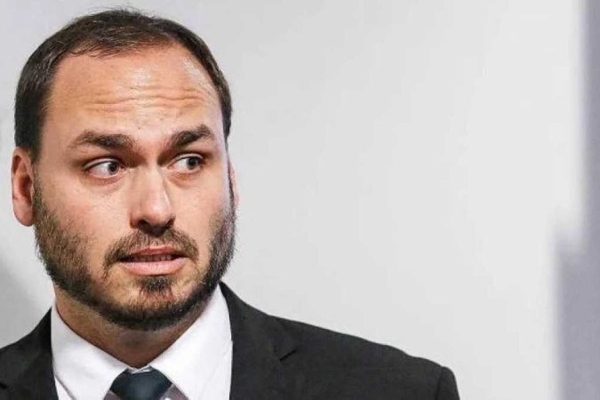 Vereador Carlos Bolsonaro foi alvo de busca e apreensão pela Polícia Federal Vereador Carlos Bolsonaro foi alvo de busca e apreensão pela Polícia Federal