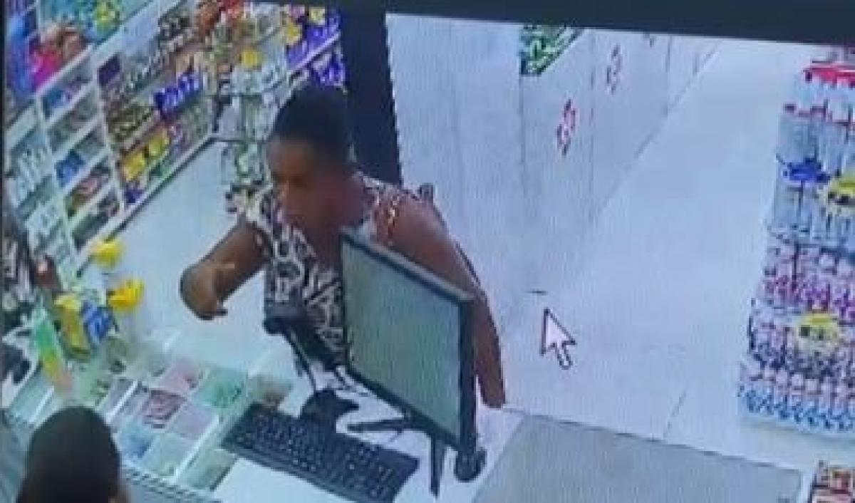 Mulher é detida por suspeita de assaltar estabelecimentos comerciais Mulher é detida por suspeita de assaltar estabelecimentos comerciais
