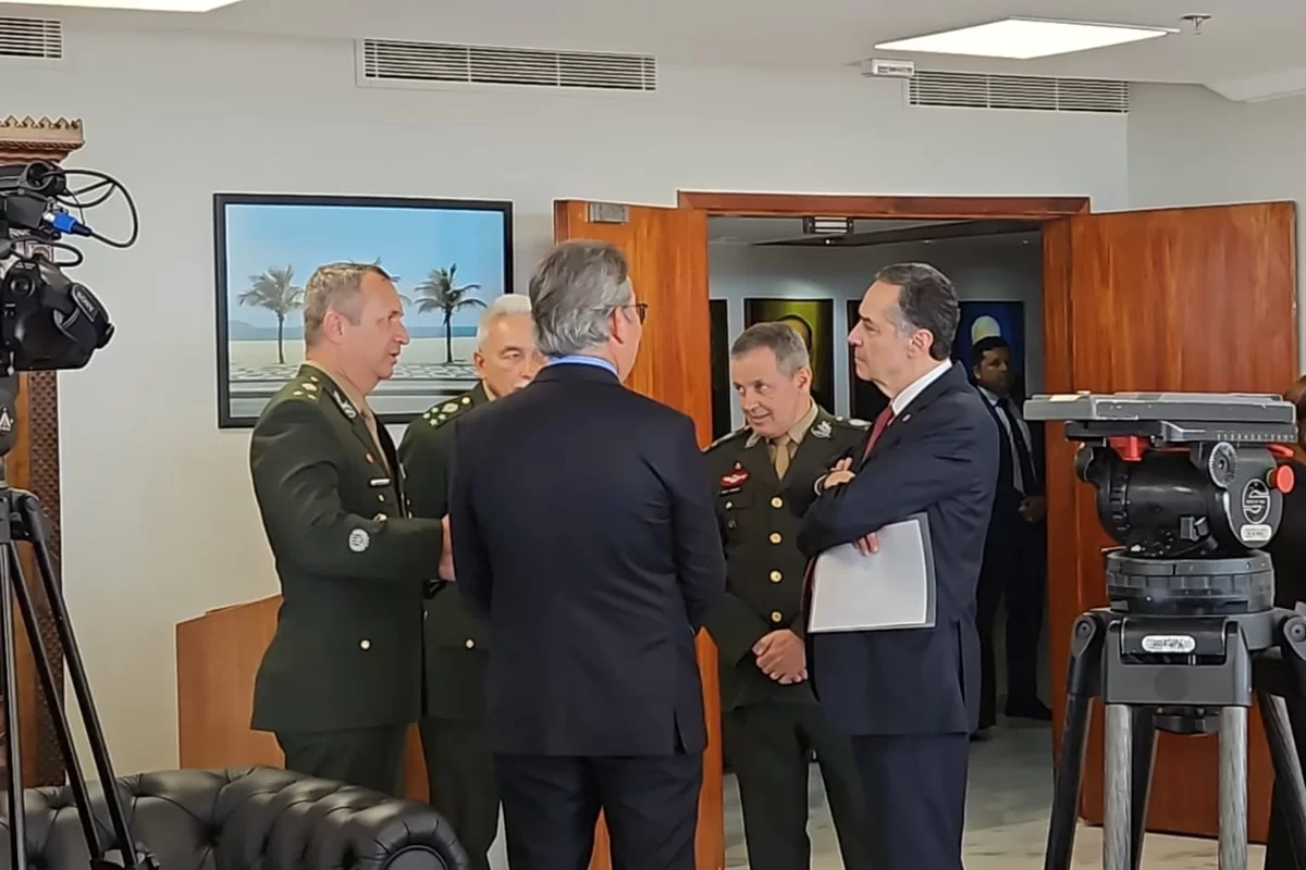 Ministro Barroso informa que o Exército tem contribuído para a pacificação do país.