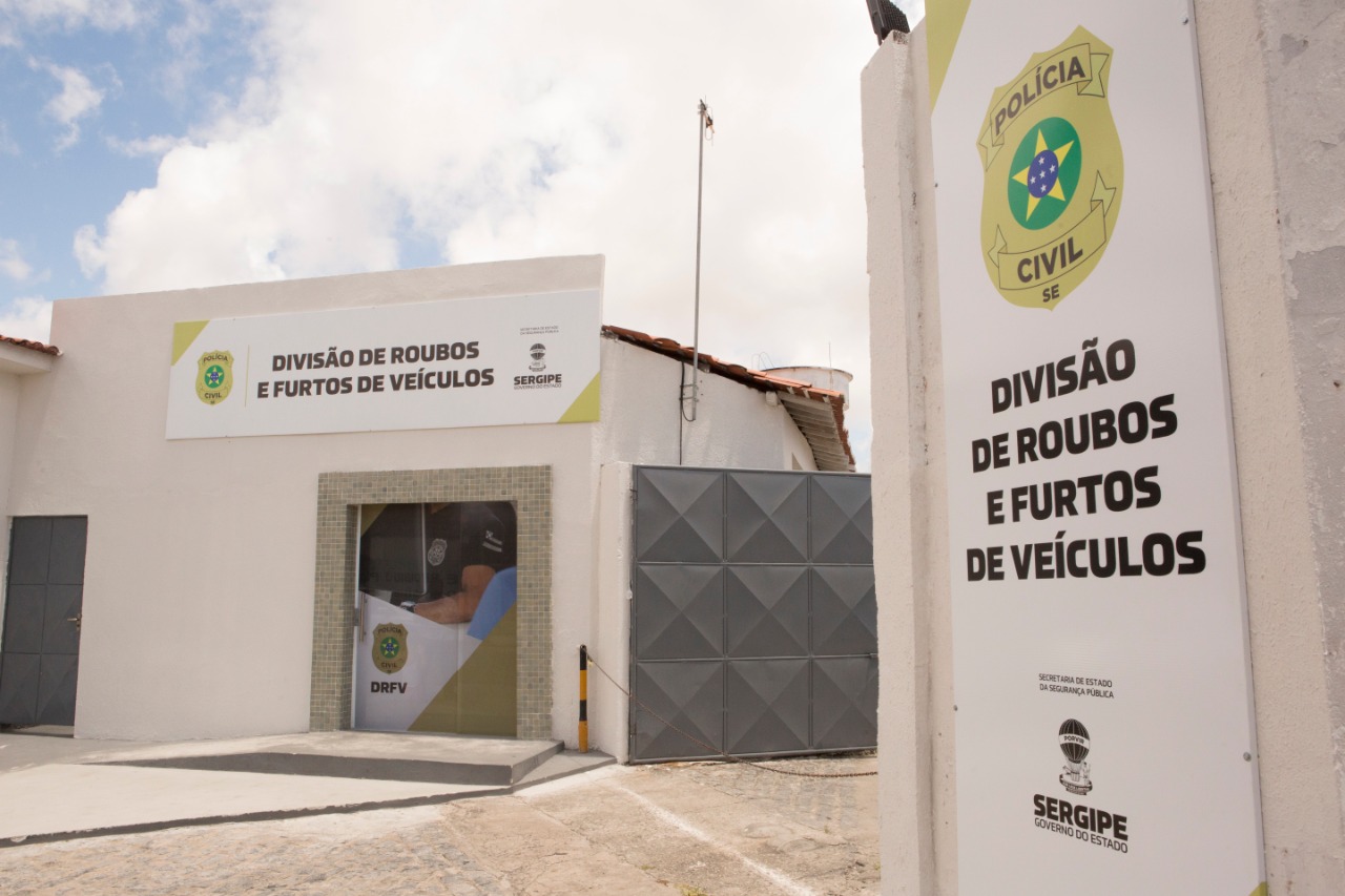 De acordo com a Delegacia de Roubo e Furtos de Veículos (DRFV), assaltos a veículos diminuíram em 36% De acordo com a Delegacia de Roubo e Furtos de Veículos (DRFV), assaltos a veículos diminuíram em 36%
