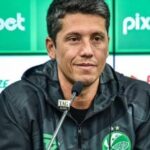 São Paulo negocia contratação do técnico Thiago Carpini.