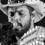 O cantor sertanejo João Carreiro faleceu devido a uma complicação após cirurgia cardíaca
