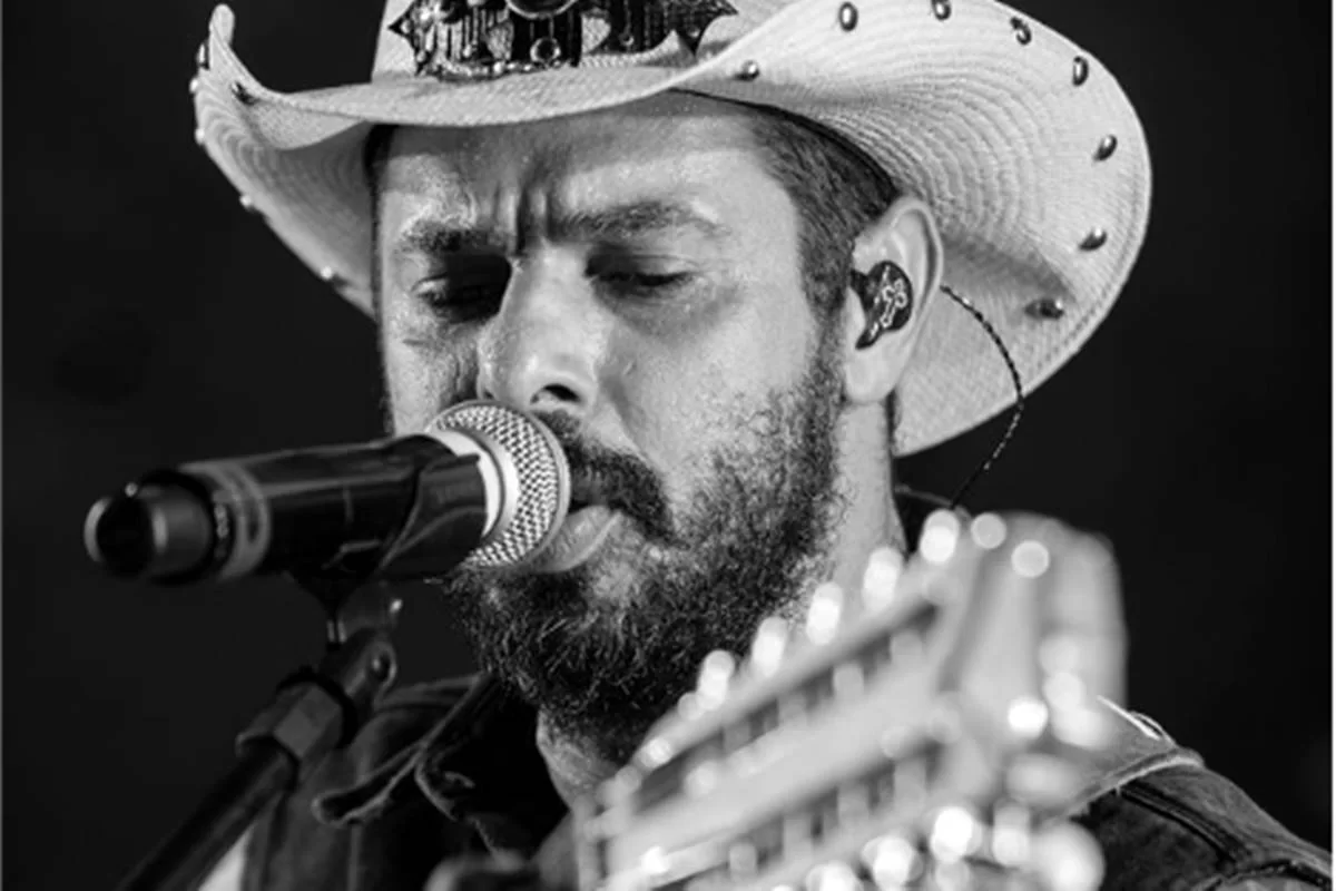 O cantor sertanejo João Carreiro faleceu devido a uma complicação após cirurgia cardíaca
