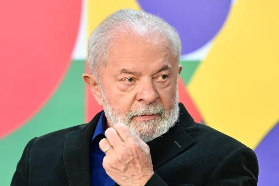 Policia Federal (PF), investiga filiação ilegal de Lula ao Partido Liberal (PL), partido que pertence ao ex-presidente Jair Bolsonaro.
